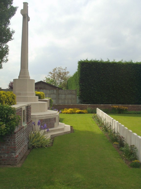 SAILLY-LABOURSE COMMUNAL CEMETERY EXTENSION - CWGC
