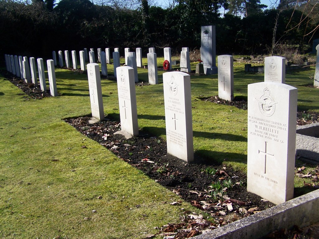 WHITTLESFORD (SS. MARY AND ANDREW) CHURCHYARD - CWGC