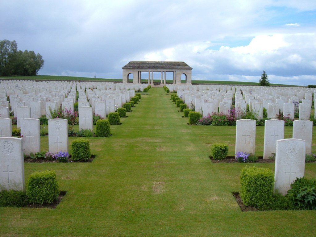 What do you see cemeteries. Охранник кладбища. Navia Guard Cemetery. Queens Road Cemetery.