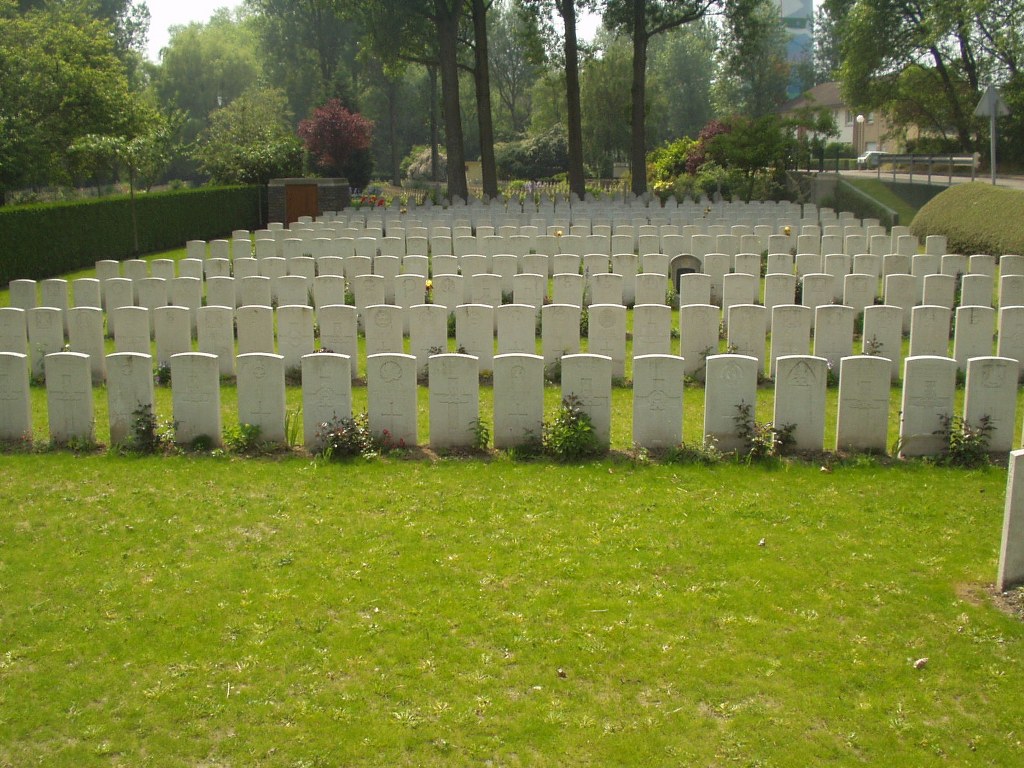 ZUYDCOOTE MILITARY CEMETERY - CWGC