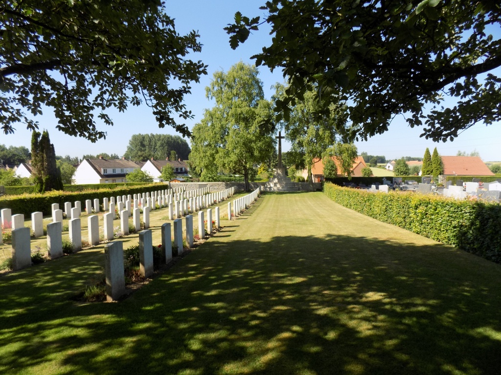 AVESNES-LE-COMTE COMMUNAL CEMETERY EXTENSION - CWGC