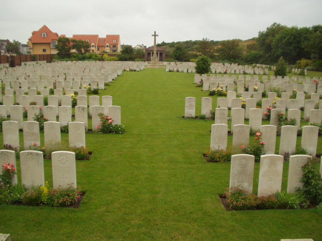 Les Baraques Military Cemetery, Sangatte | 